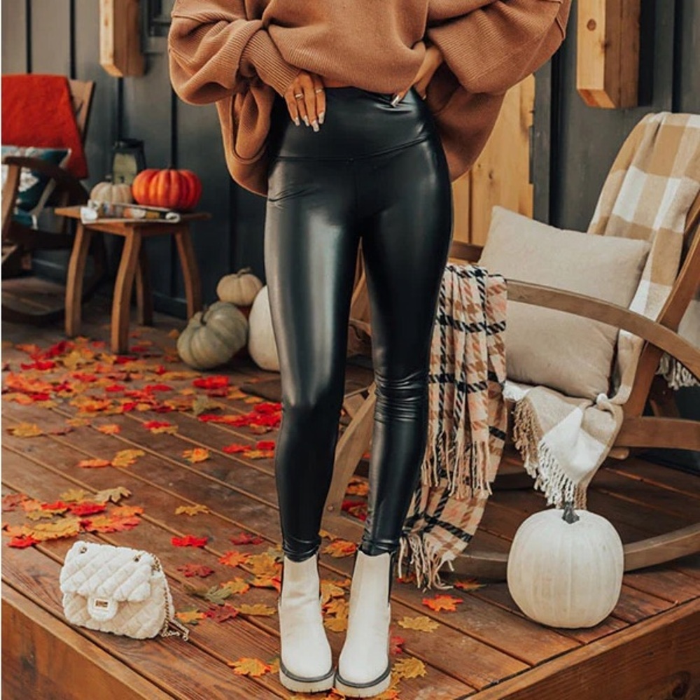 A7 - 390 Impressions faux leather leggings size medium